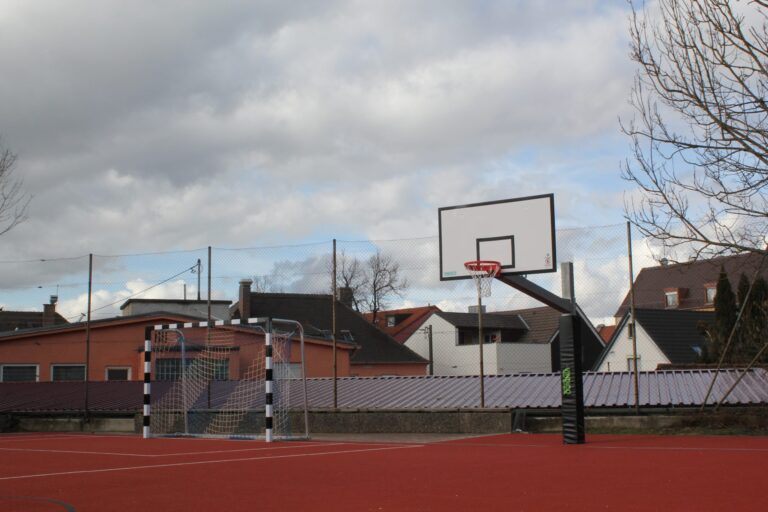 Schule Mering Pausenhof