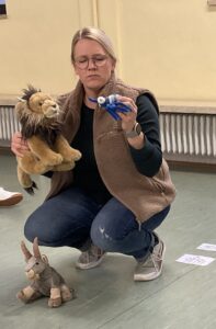 Von so einer Mücke lässt sich der Löwe nicht aus der Ruhe bringen.